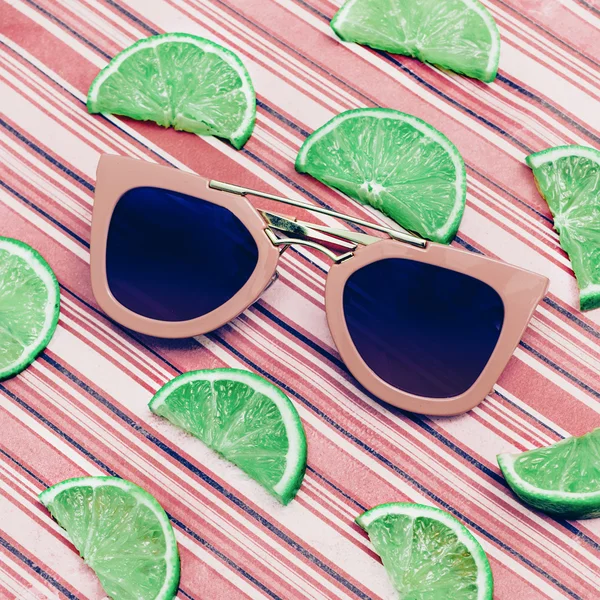 Fashion Mix. Óculos de sol rosa elegantes e Limão. TREN de Verão fresco — Fotografia de Stock