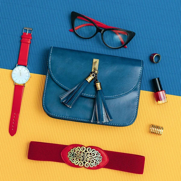 Set di accessori vintage da donna. Occhiali, cintura, borsa, orologio. moda — Foto Stock