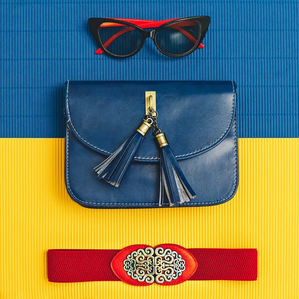 Vintage şık aksesuar seti. Gözlük, kemer, çanta. moda uygu — Stok fotoğraf