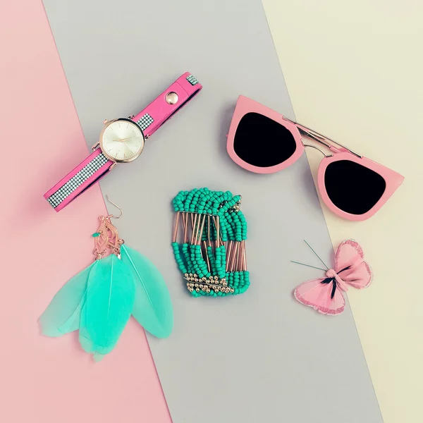 Accesorios de moda para mujer. Embrague rosa, gafas de sol, relojes, je — Foto de Stock