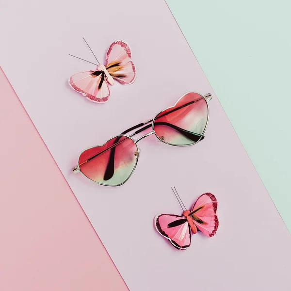 Accessori moda occhiali da sole cuori rosa. Romantico styl estivo — Foto Stock