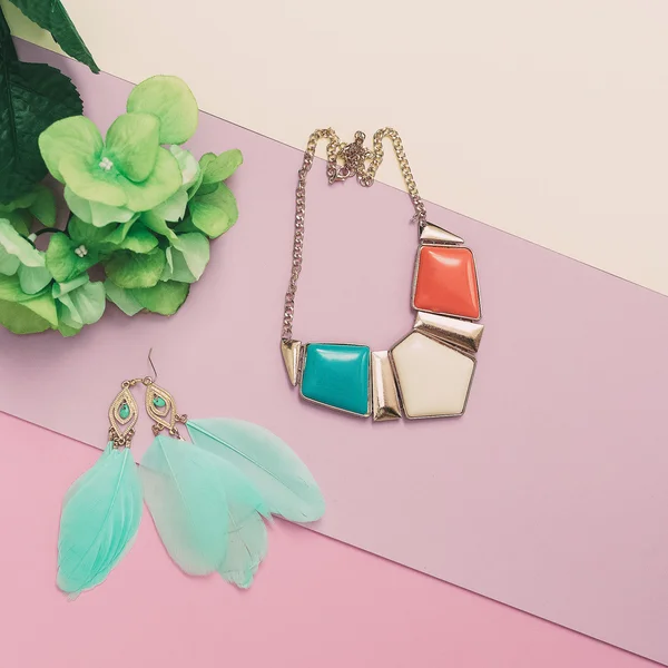 Soyez tendance pastel. Mode Accessoires pour femmes. Collier et e — Photo