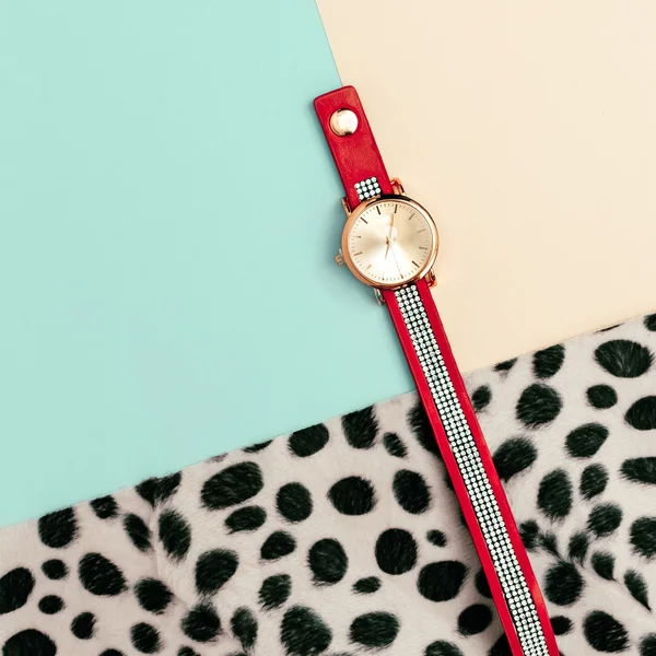 Elegante reloj de accesorios. Minimalismo diseño moda —  Fotos de Stock