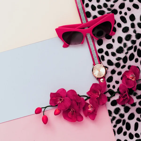 Μόδας αξεσουάρ ρολόγια και γυαλιά ηλίου. Λαμπερό καλοκαιρινό tre — Φωτογραφία Αρχείου