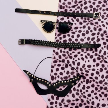 Deri moda aksesuarları. Bilezik, kolye, küpe, mas