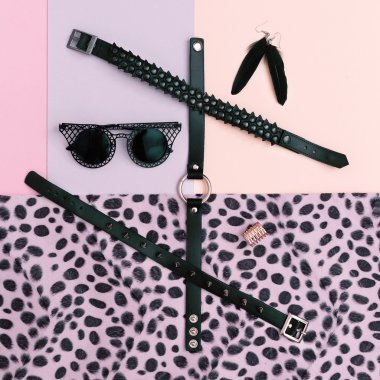 Deri moda aksesuarları. Bilezik, kolye, küpe, Agg