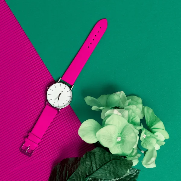 Elegante orologio rosa — Foto Stock