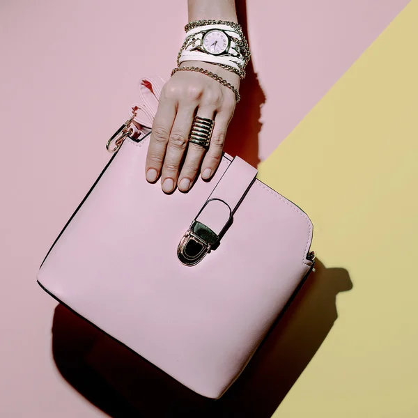 Accessoires élégants. Sac et bijoux. Tendance des couleurs pastel . — Photo