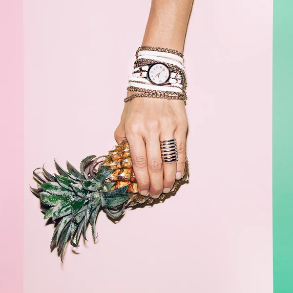 Mode weiße Accessoires. Uhren und Schmuck. Vanilledame — Stockfoto