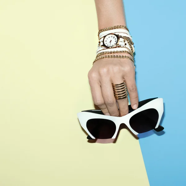 華やかな白いアクセサリー。腕時計とサングラス。パステル カラー — ストック写真