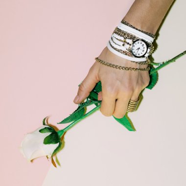 Şık beyaz izle. Moda Aksesuar sezon.