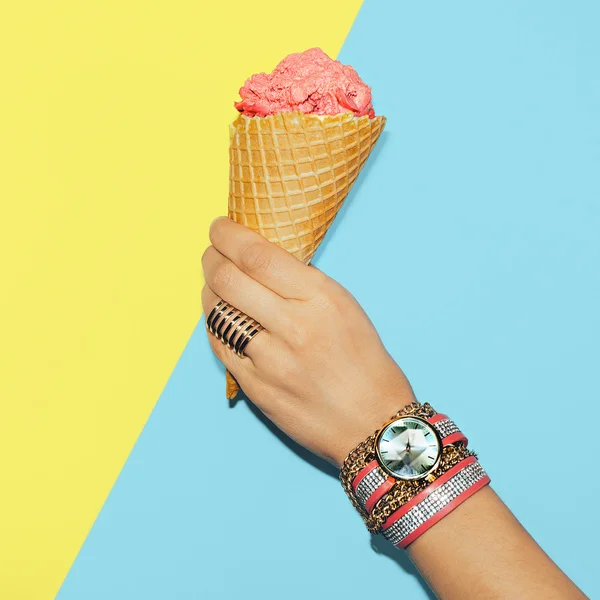 Stylish Vanilla Summer. Fashionable accessories. Rings, watches — Stock Photo, Image