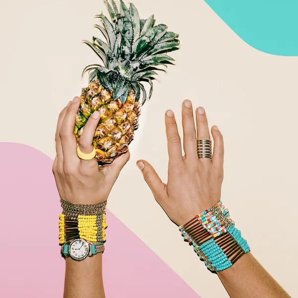 Ananas tropen. Mode-sieraden. Pastel kleuren trend. — Stockfoto