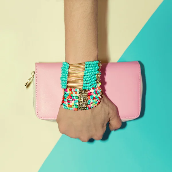 Des accessoires féminins. Bracelets et embrayage. Style de mode vanille . — Photo