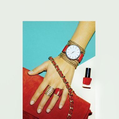 Şık aksesuarlar. Kırmızı her zaman bir eğilimdir. Moda takı ve