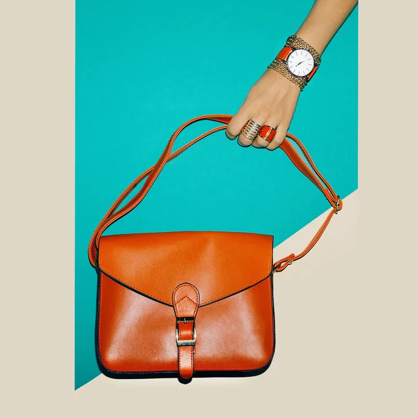 Stilvolle Accessoires. Fokus auf Rot. Tasche Damen und Schmuck. — Stockfoto