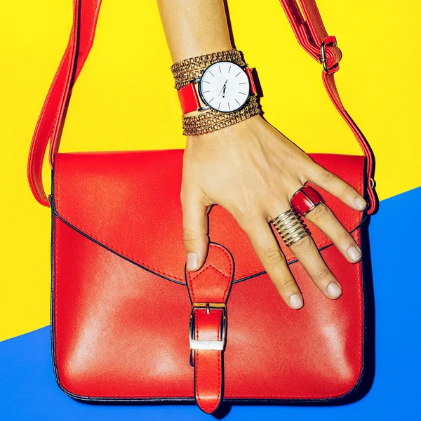 灿烂的夏日配件。袋和珠宝。专注于红. — 图库照片