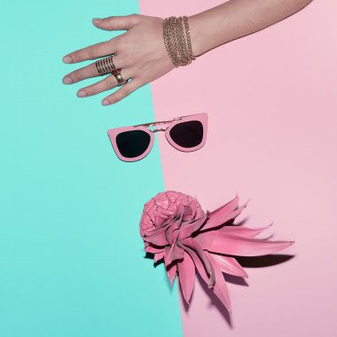 Vanilya tropikal yaz. Moda aksesuarları. Takı ve pembe S