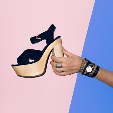 Trendy bir görünüm. Siyah ayakkabı, siyah mücevher. Moda stil siyah delikanlı