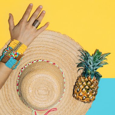Parlak şık bilezik ve hasır şapka. Zaman plaj tatil. Summer