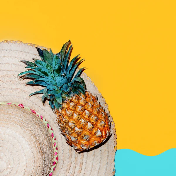 Beach time. Tropical style accessories. Hat and fresh pineapple. — Stock Photo, Image