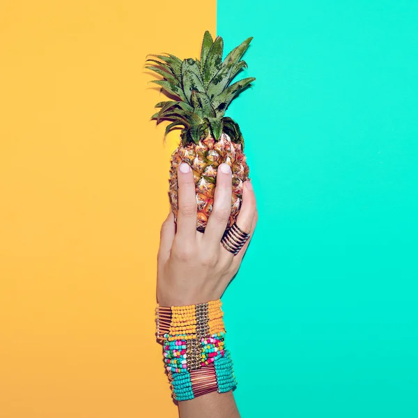 Bright stylish bracelets and Pineapple. Go to the beach. Tropica — Stock Photo, Image