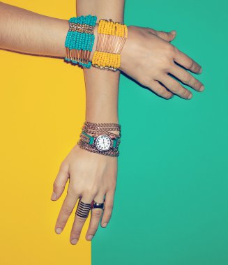 Trendy takı bayan. Parlak yaz aksesuarları. Moda stil.