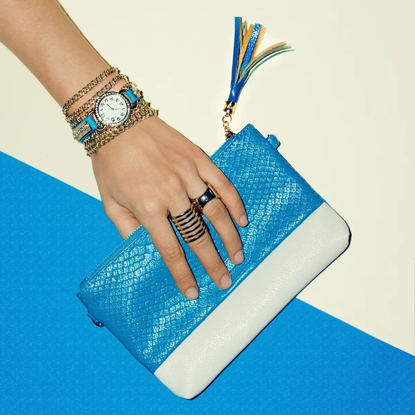 Trendy Jewelry and stylish clutch. Summer Lady fashion. — Stock Photo, Image