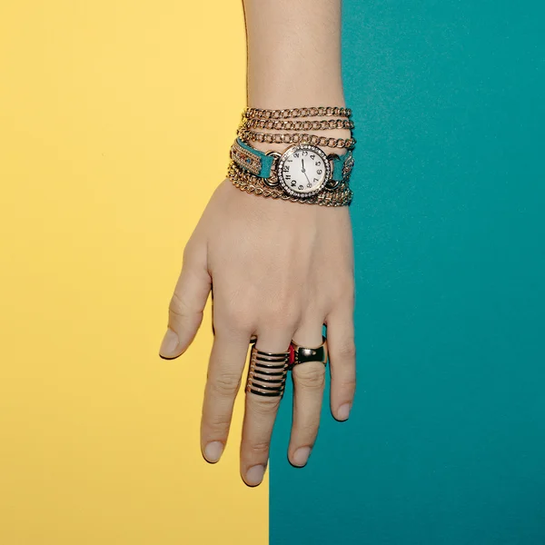 Joyas de moda Lady. Pulseras y relojes. Acceso brillante de verano — Foto de Stock