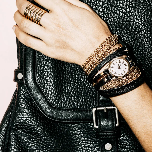 Siyah mücevher moda. Bilezik, saat ve yüzük. Glamorou olmak — Stok fotoğraf