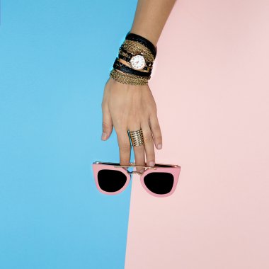 Şık Bayan aksesuarları. Saatler ve güneş gözlüğü. göz alıcı Summ