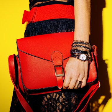 Yaz tutku. Siyah ve kırmızı vurgu. Şık Bayan aksesuarları.