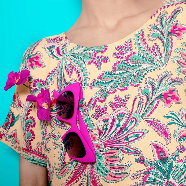 Elegantes gafas de sol accesorias y estampado de verano de moda. Brigh. — Foto de Stock