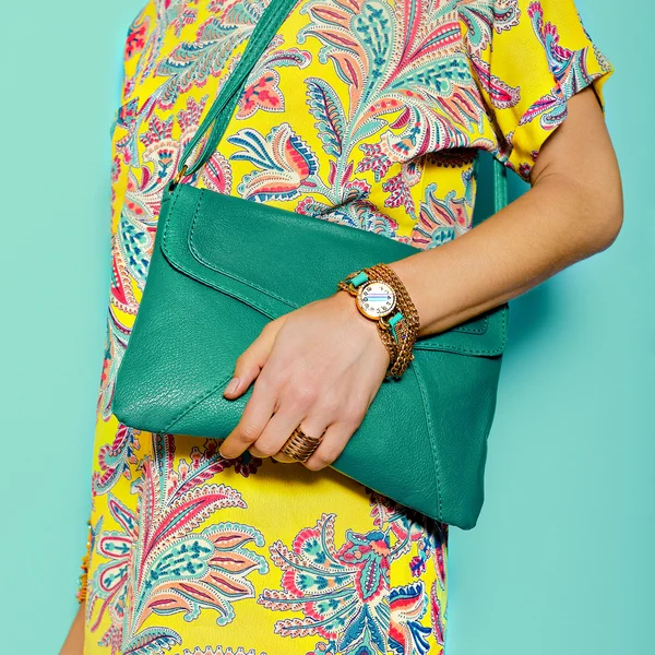 Stylish accessories. Bag and Jewelry. Bright Summer Prints. Be i — Stock Photo, Image