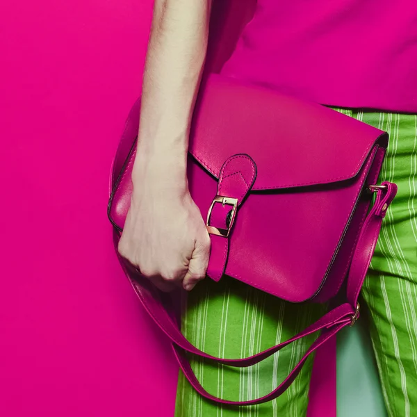 Koyu kırmızı ve yeşil. Yaz parlak karışımı. Şık bayanlar Aksesuar b