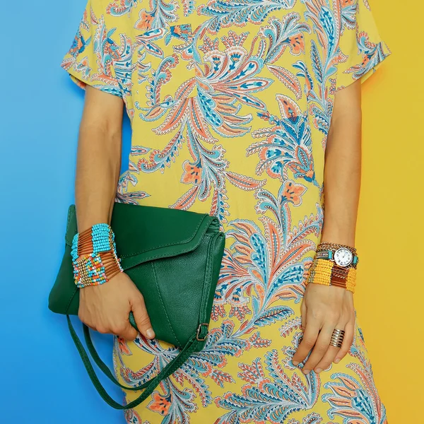 Stylish Accessories. Bag and Jewelry. Bright Summer Prints. Be i — Stock Photo, Image