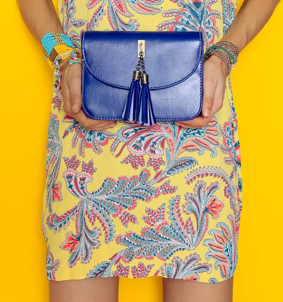 Çanta ve takı. Bayan bilezikler. Parlak yaz desen Oriental