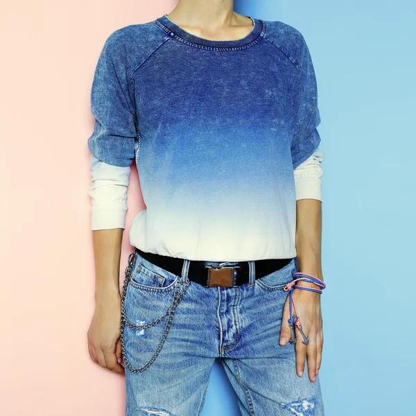 Combinazione elegante. Jeans blu e abbigliamento blu. Fas stile mare — Foto Stock