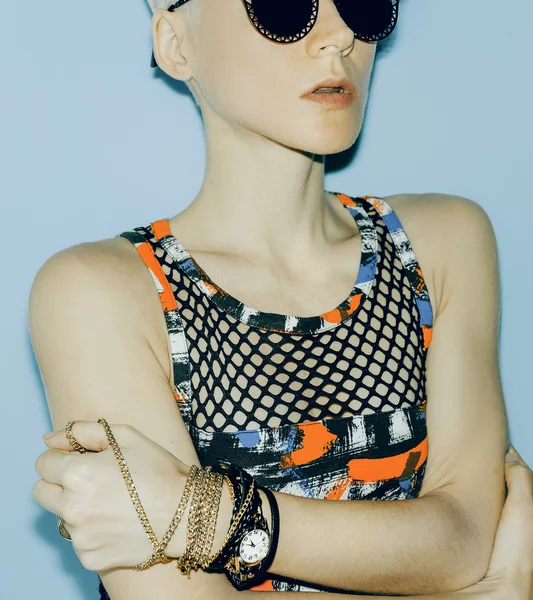 Élégant noir Lady accessoires. Bijoux bracelets lunettes de soleil — Photo