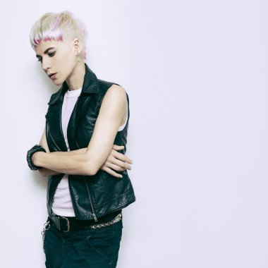 Şık bir saç modeli ve şık giysiler ile sarışın. Kaya SK