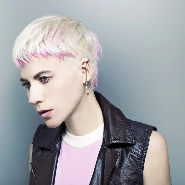 Şık sarışın kısa saçlı. Rock moda stil