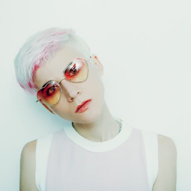 Sarışın kısa saçlı. Vanilya moda stil