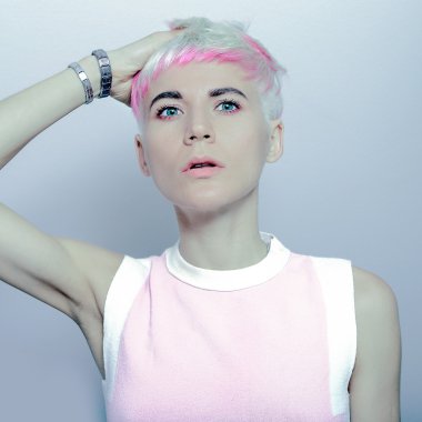 Kısa bir şık saç kesimi ile sarışın. Vanilya moda