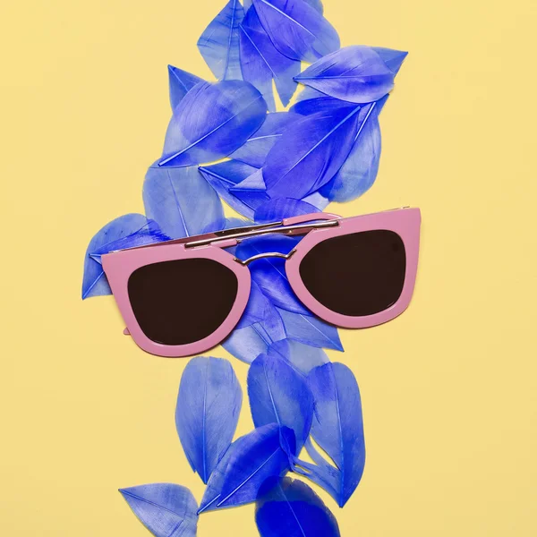 Sonnenbrille und Federn. Traum vom Sommer. Minimalismus Mode — Stockfoto