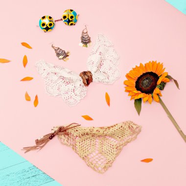 Tatil ülke tarzı. Örme mayo ve moda erişimci