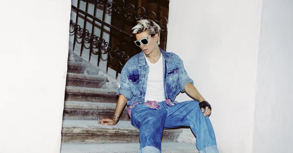 Mädchen urbane Mode Jeans-Stil. klassischer blauer Denim — Stockfoto