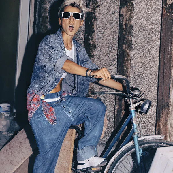 Adoro calças de ganga. Adoro bicicleta vintage. Denim elegante. Moda emocional — Fotografia de Stock