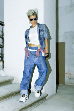 Sonsuza kadar genç. Sonsuza kadar kot. Şık kentsel bakmak moda sarışın