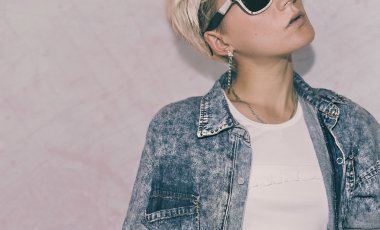 Şık denim şehvetli sarışın. Sokak stili