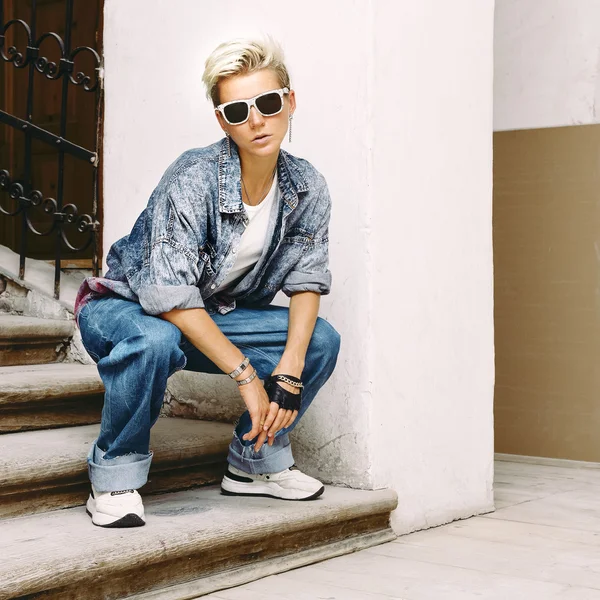 Blonde in een stijlvolle denim kleding. Straat mode — Stockfoto